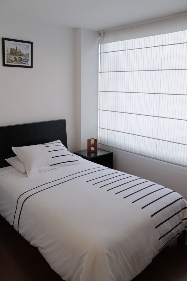 Colchones Select Comfort y caja de seguridad en la habitación