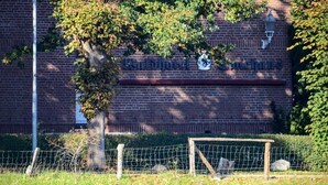 Un bâtiment en briques sur lequel on peut lire l’inscription : « Hôtel Baldorf ».