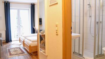 Doppelzimmer | Allergikerbettwaren, individuell dekoriert, Schreibtisch