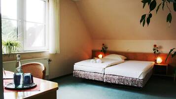 Dundyner, skrivebord, mørklægningsgardiner, gratis Wi-Fi