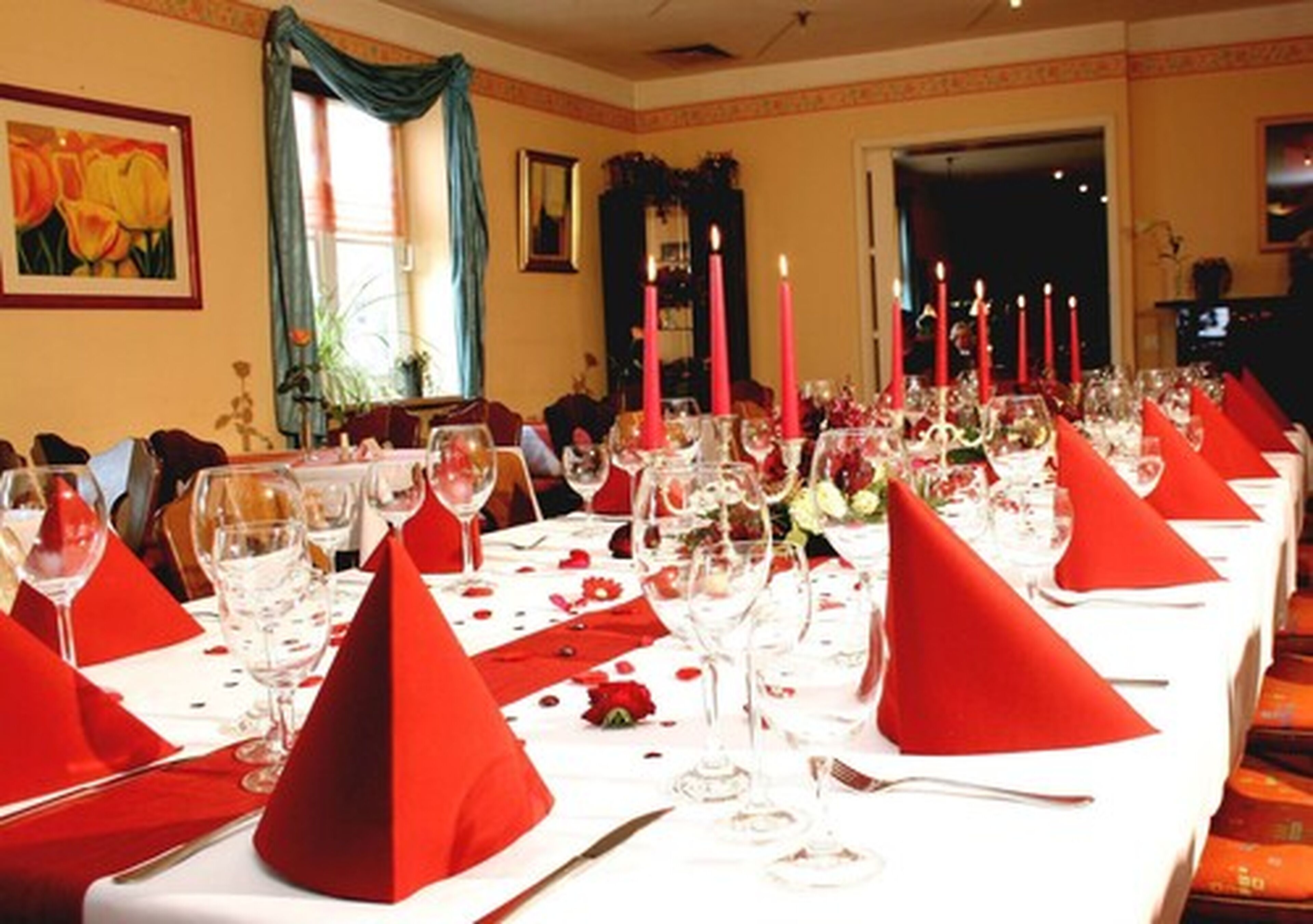 Breakfast, lunch, dinner served; alfresco dining