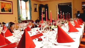 Der serveres morgenmad, frokost og aftensmad med udendørs servering