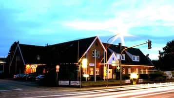 Overnatningsstedets facade – aften/nat