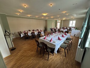 Breakfast, lunch and dinner served - Hotel Leano (Lübeck)