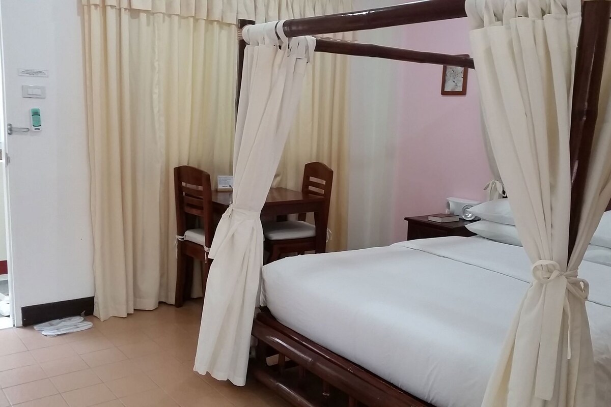 Minibar, in-room safe, WiFi (free)