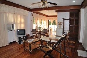 Junior Suite, Sea View ( 2F ) | Lobby lounge - Surfside Boracay Resort (Boracay Island)