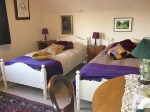 Individually decorated, individually furnished, desk, free WiFi - Avebury Life B&B (Marlborough)