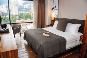 Chambre Standard, 1 très grand lit | Literie de qualité supérieure, coffres-forts dans les chambres, bureau