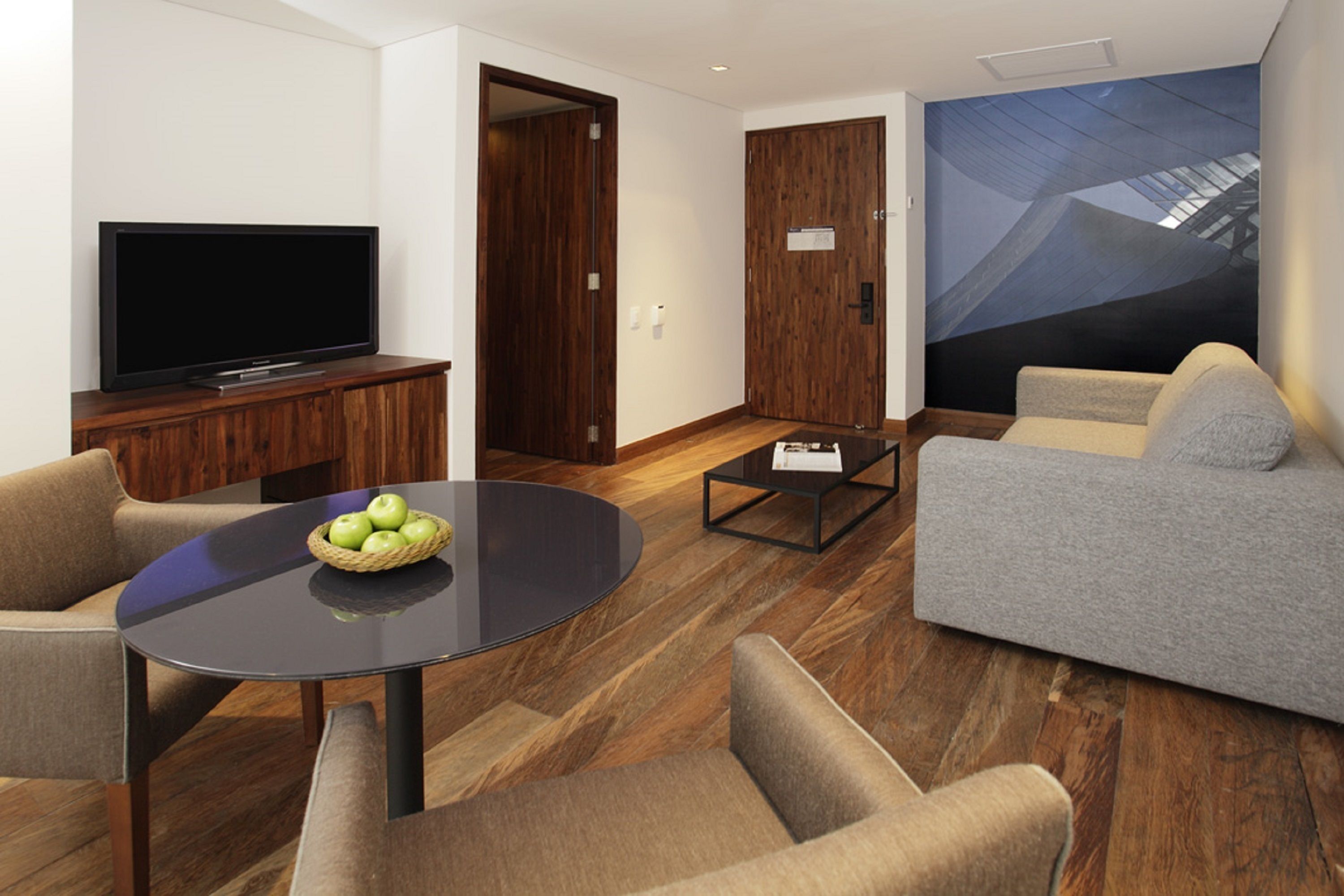 standard suite, 1 king bed | living room | 42-inch tv with cable channels