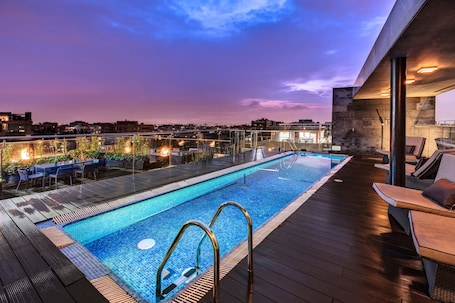 Una piscina al aire libre