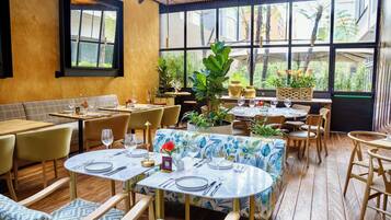 Desayuno a la carta todos los días (con cargo)