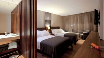 Ropa de cama de alta calidad y caja de seguridad en la habitación