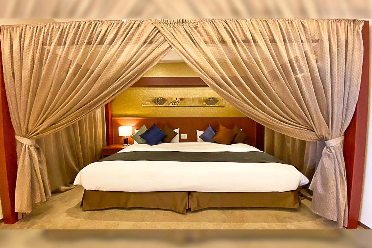 suite, 1 bedroom, ocean view | 1 bedroom, in-room safe, individually decorated, desk