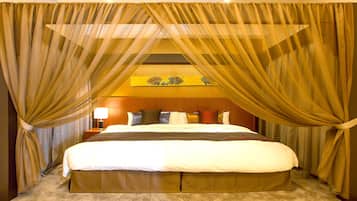 Royal suite, 1 slaapkamer, privébadkamer, uitzicht op zee | Een kluis op de kamer, een bureau, gratis wifi, individueel gedecoreerd