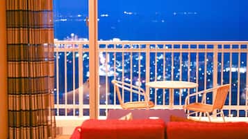 Suite Royal, 1 camera da letto, bagno privato, vista oceano | Una cassaforte in camera, con stile personalizzato, una scrivania