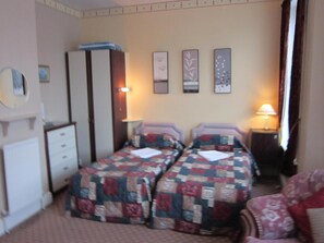 In-room safe, desk, iron/ironing board - Sussex Hotel (Blackpool)