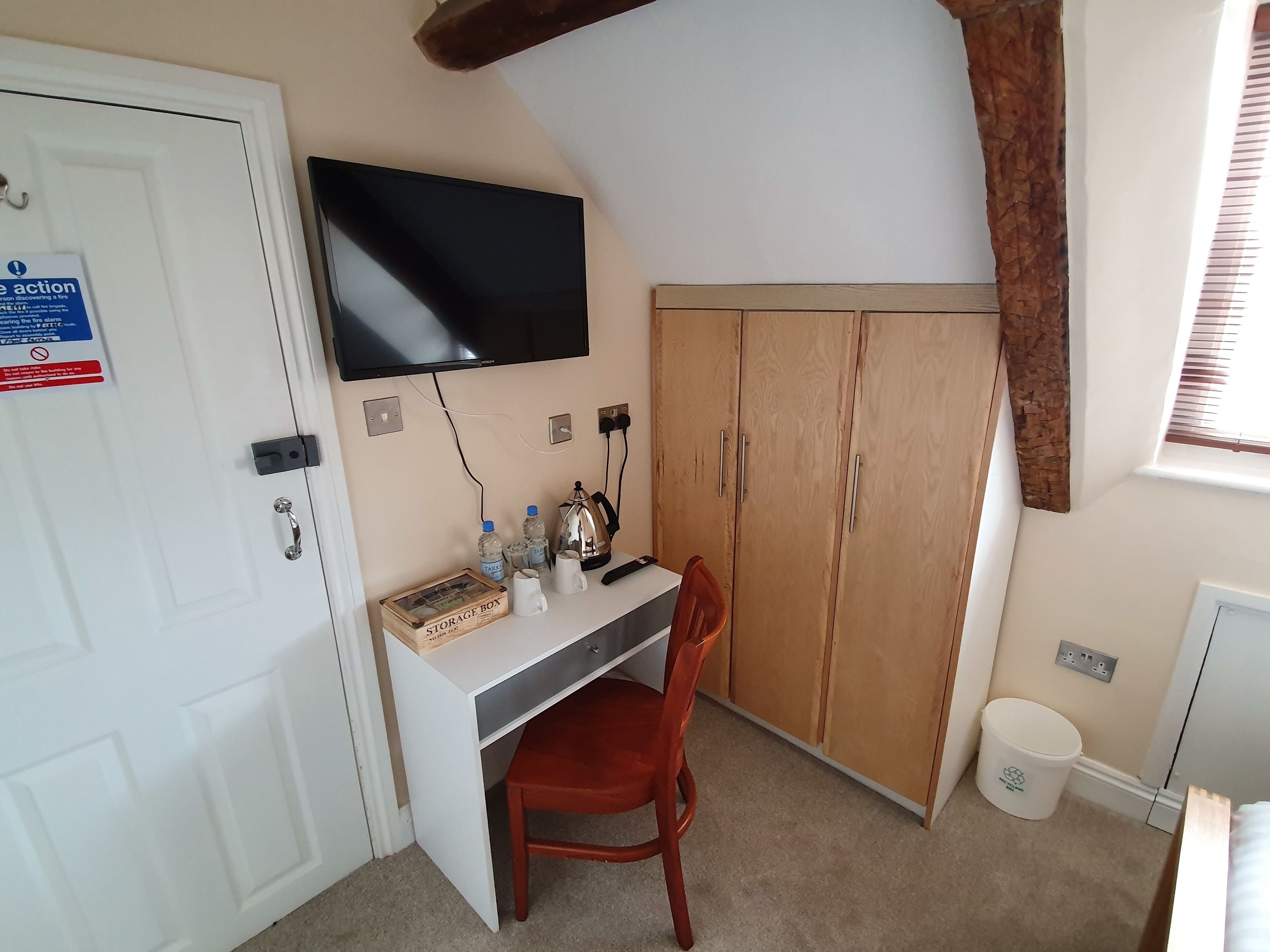 standard double room | desk, rollaway beds, free wifi