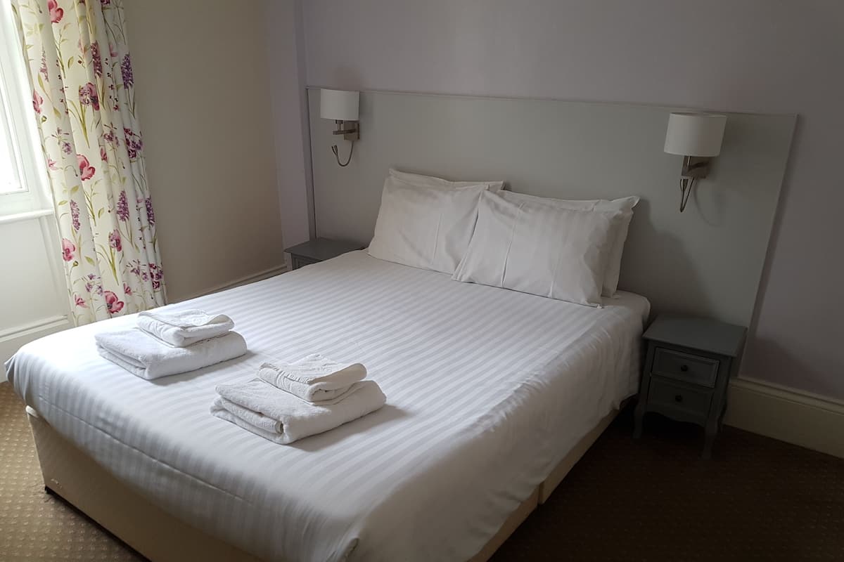 Desk, rollaway beds, free WiFi