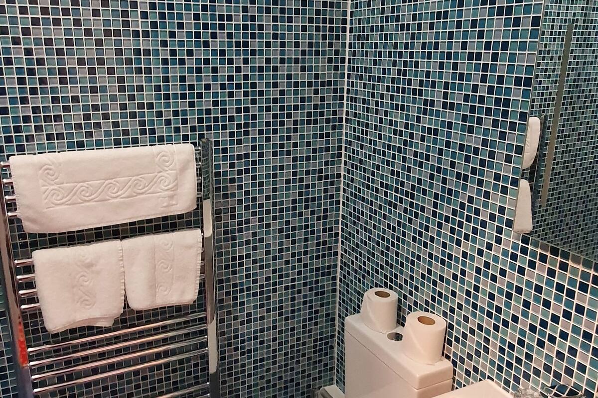 twin room | bathroom sink