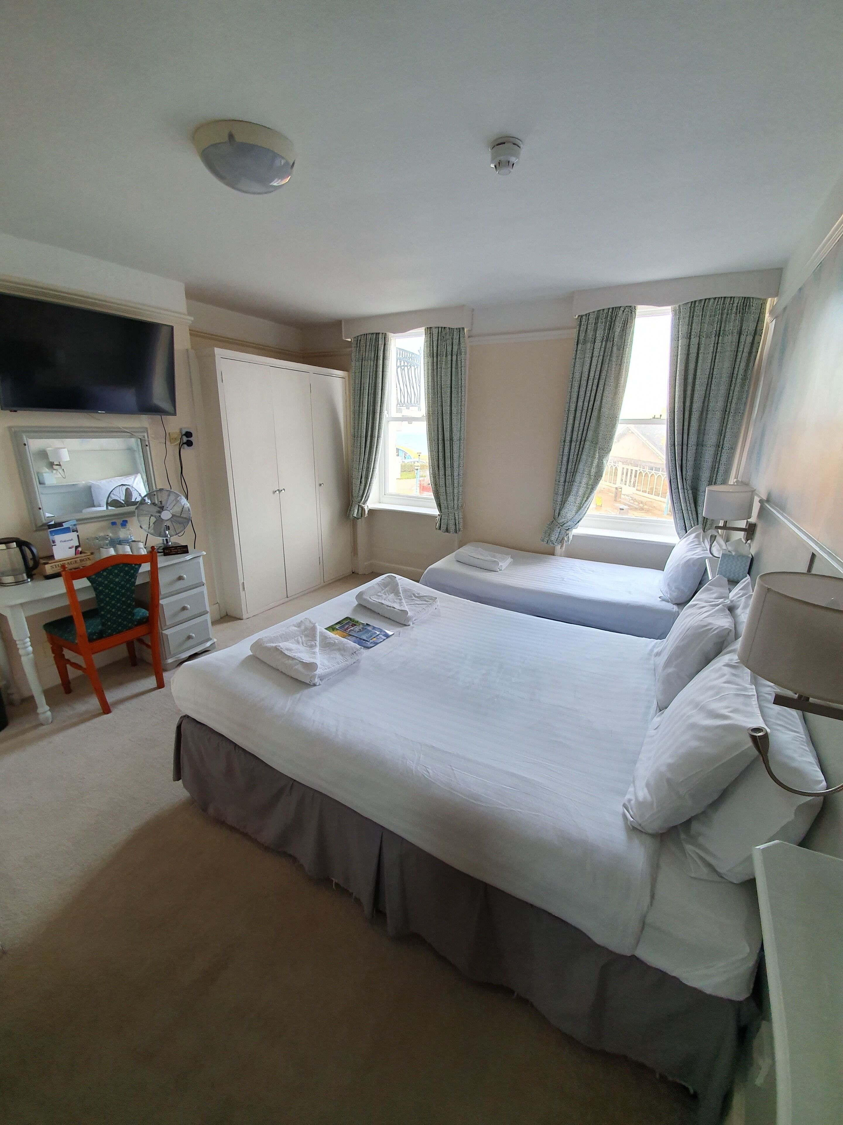 family room, beach view | desk, rollaway beds, free wifi