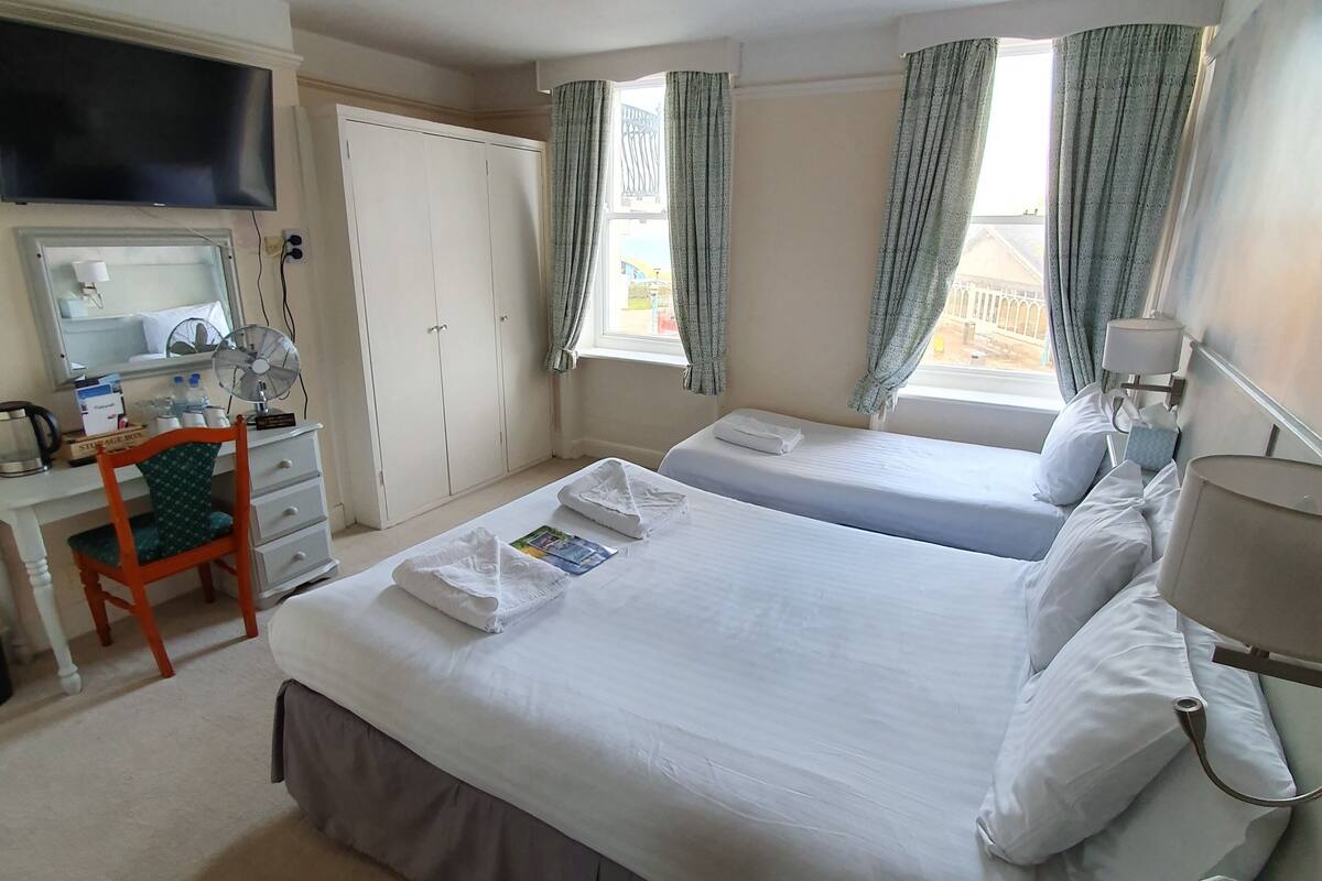 family room, beach view | desk, rollaway beds, free wifi