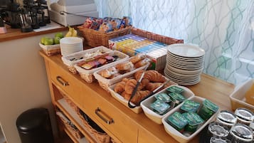 Desayuno continental (GBP 4.95 por persona)