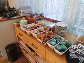 Desayuno continental diario (GBP 4.95 por persona)