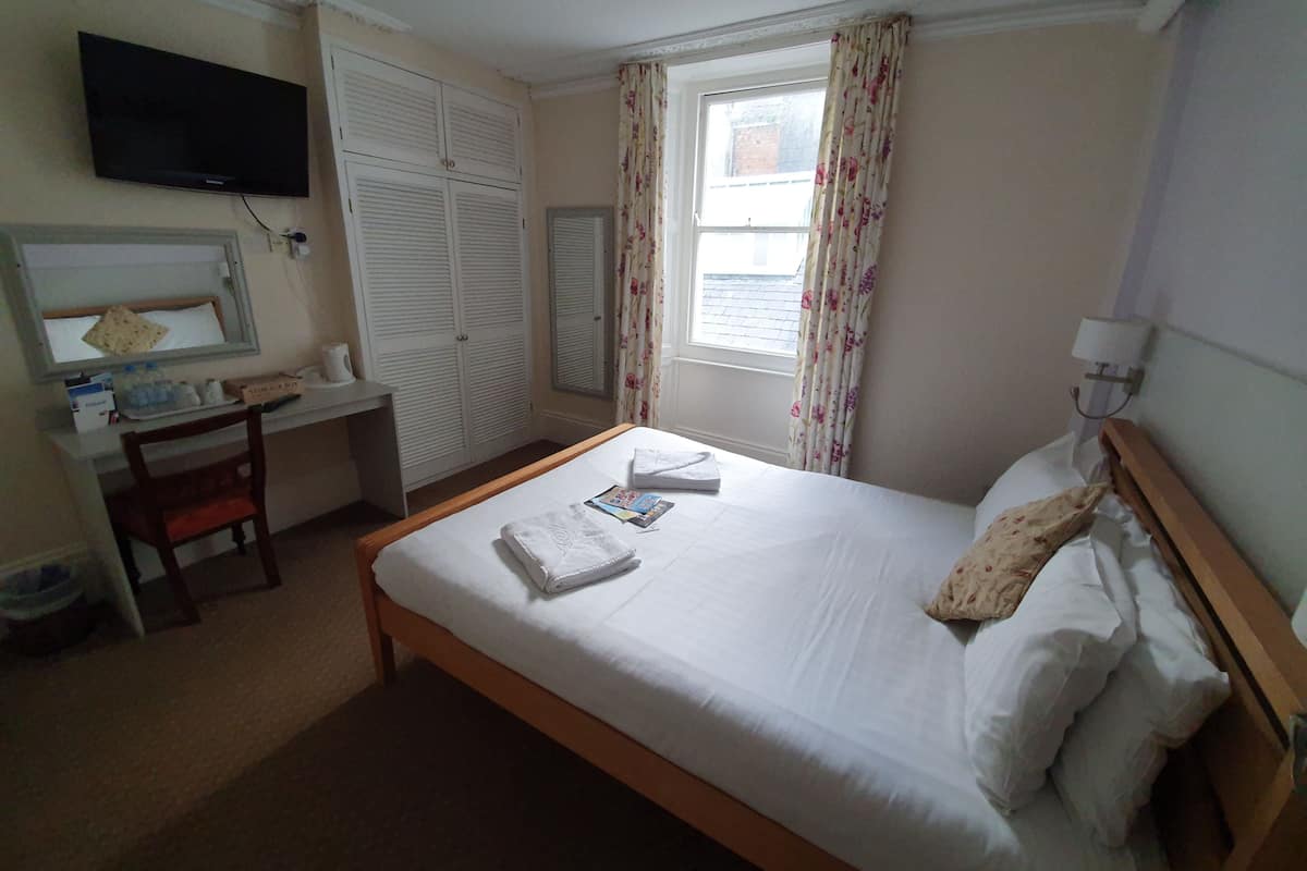 Desk, rollaway beds, free WiFi
