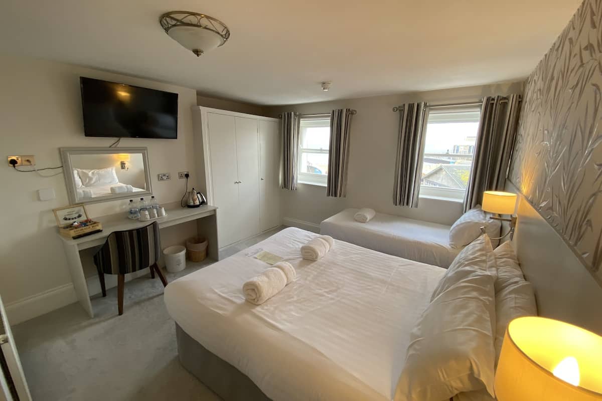 family room, beach view | desk, rollaway beds, free wifi