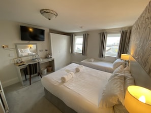 Chambre familiale, vue sur la plage | Bureau, lit dâappoint (supplĂ©ment), accĂšs au Wi-Fi (inclus)