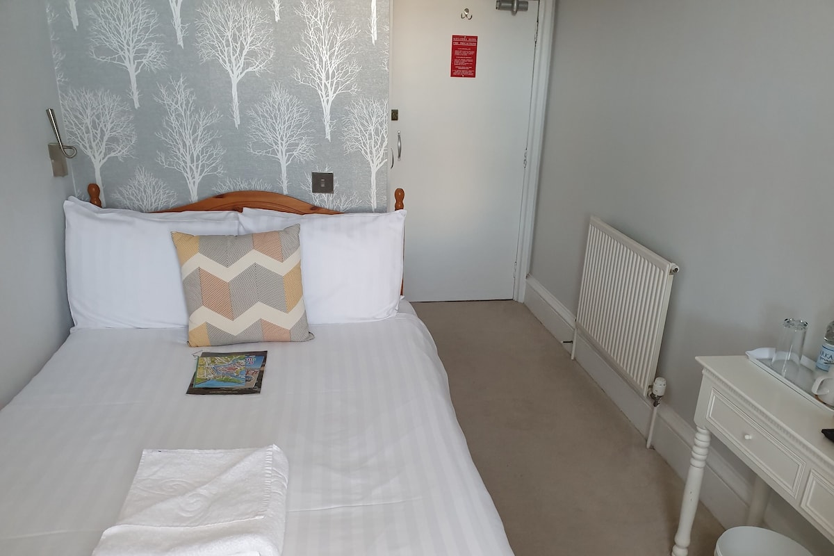 Desk, rollaway beds, free WiFi