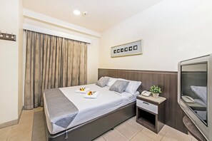Escritorio, cortinas blackout, wifi gratis y ropa de cama 