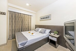 Escritorio, cortinas blackout, wifi gratis y ropa de cama 