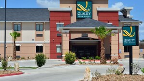 A hotel with a prominent sign reading "Quality Inn & Suites". - Quality Inn & Suites Kenedy - Karnes City (Kenedy)