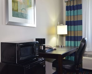 Iron/ironing board, free cots/infant beds, rollaway beds, free WiFi - Quality Inn & Suites Kenedy - Karnes City (Kenedy)