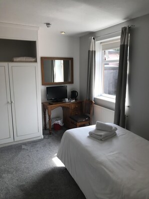 Chambre Simple, salle de bains attenante