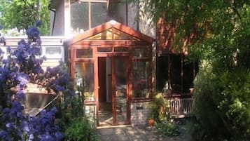 Vista frontal de la propiedad