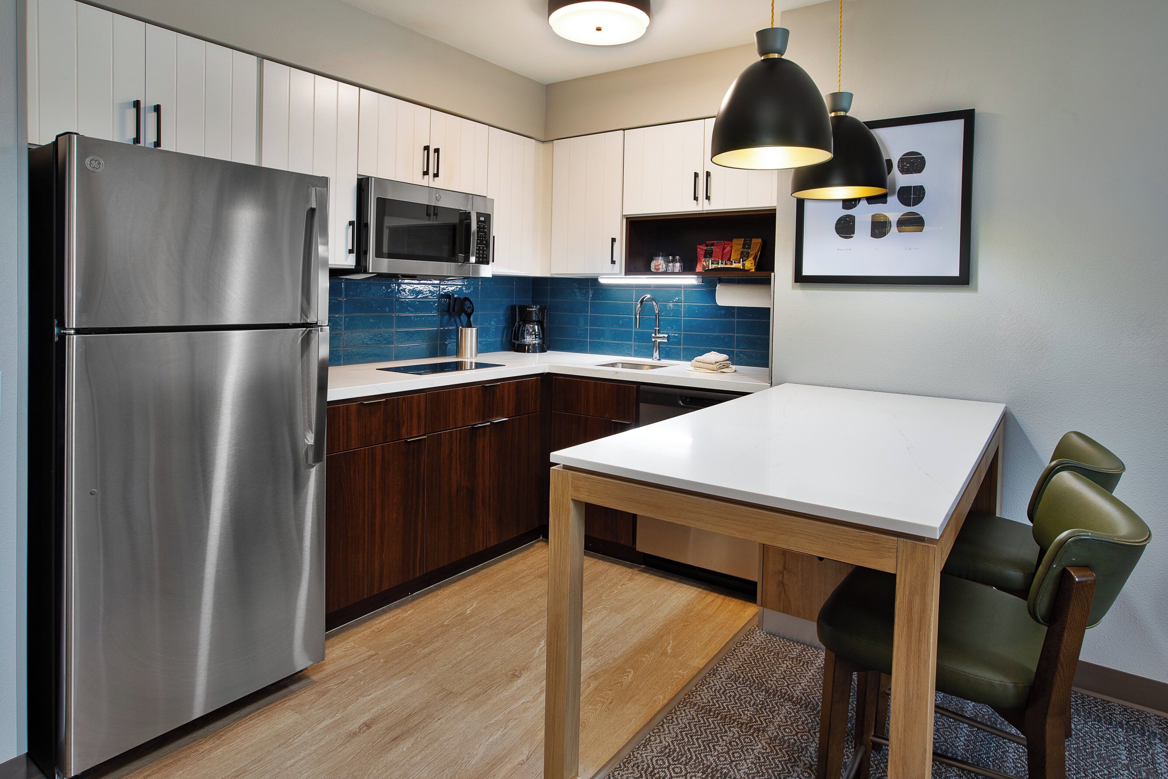 高級寢具、特厚豪華床墊、書桌、遮光窗簾/窗簾