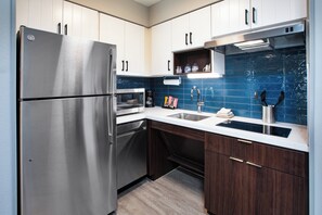 Literie de qualité, lit avec matelas à plateau-coussin, bureau