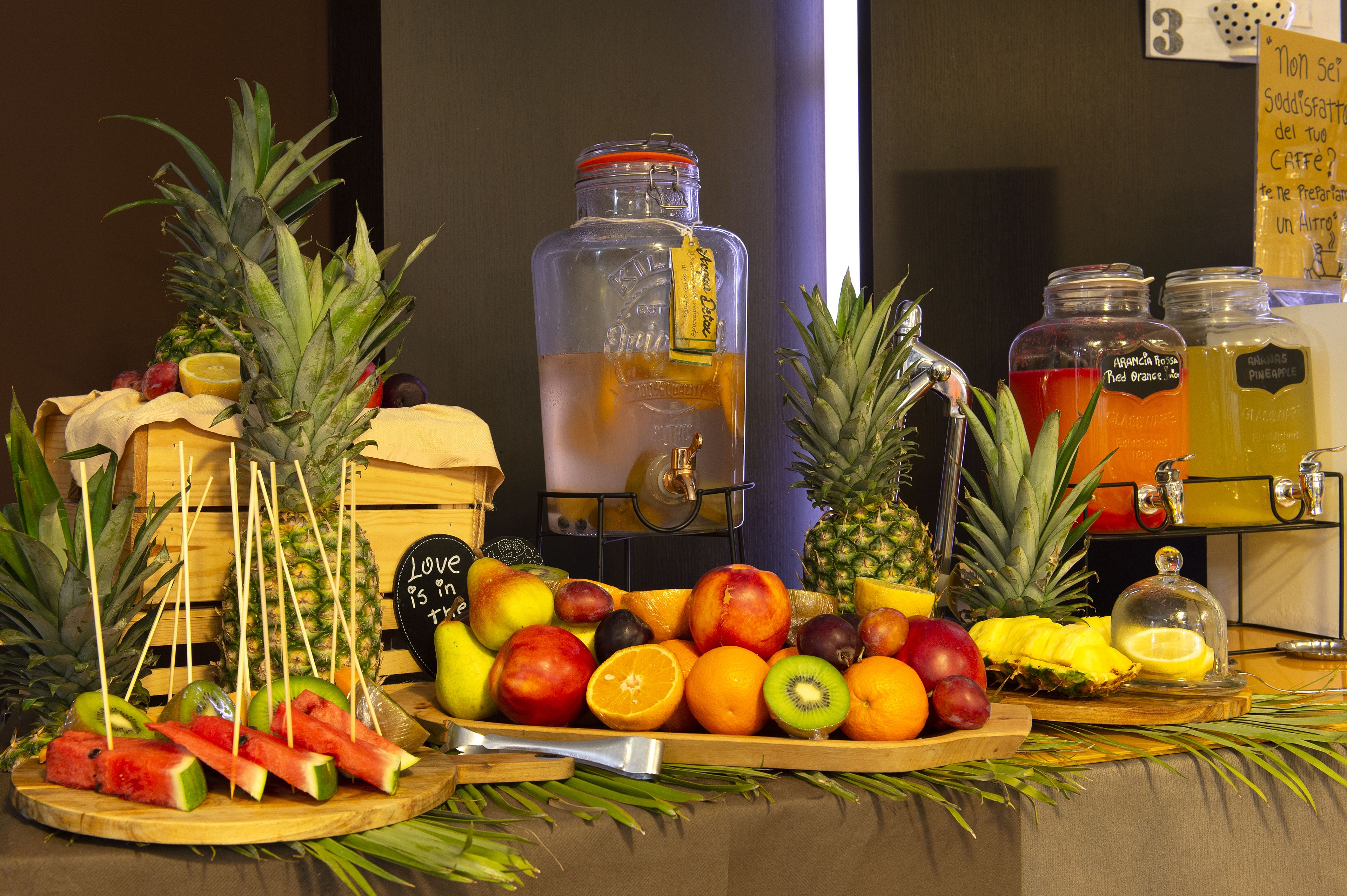 Tägliches Frühstücksbuffet (15 EUR pro Person)