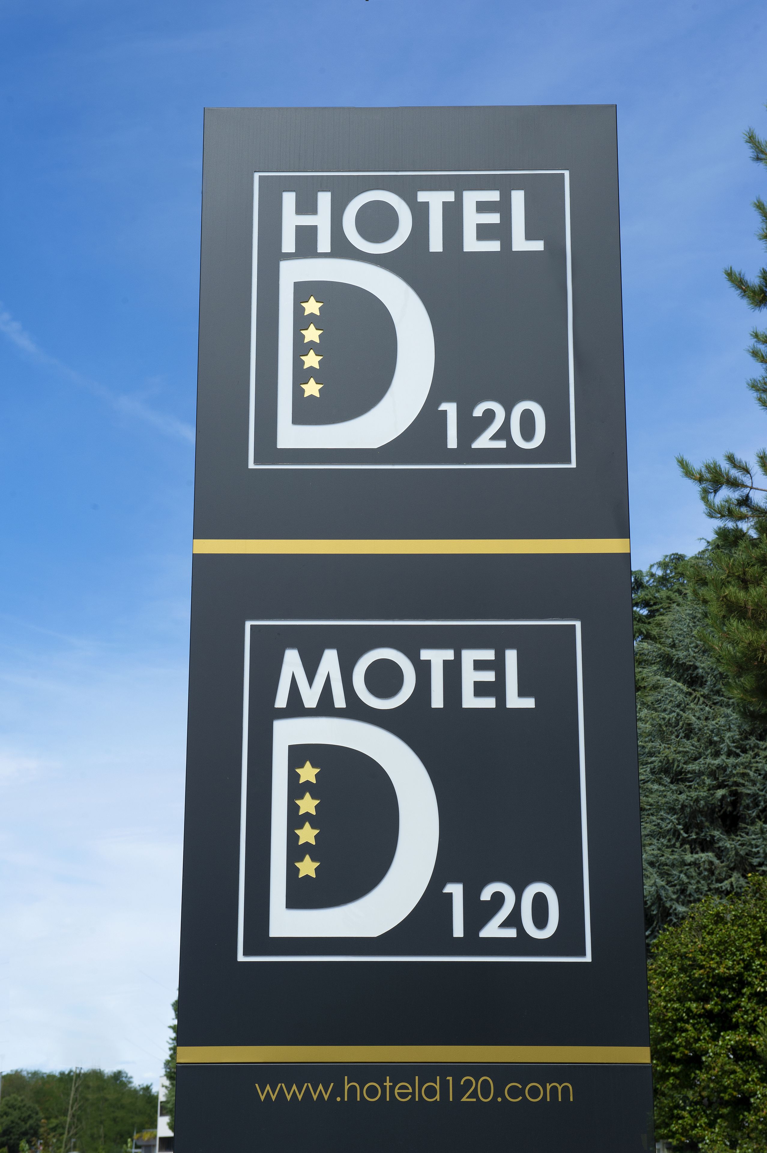 Schild für Hotel D und Motel D, beide unter der Adresse 120, mit der Webseite www.hoteld120.com.