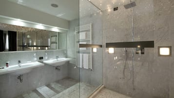 Umweltfreundliche Kosmetikartikel, Haartrockner, Hausschuhe, Bidet