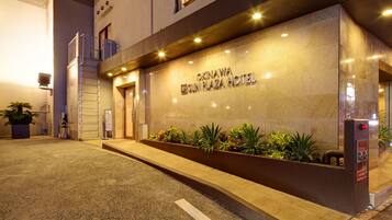 Vista frontal de la propiedad por la tarde o noche