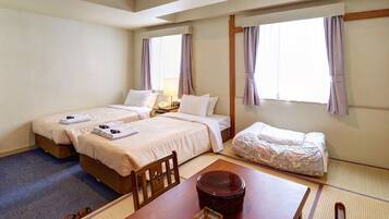 Habitación tradicional (2 Beds, 2 Futons) | Caja de seguridad en la habitación y escritorio