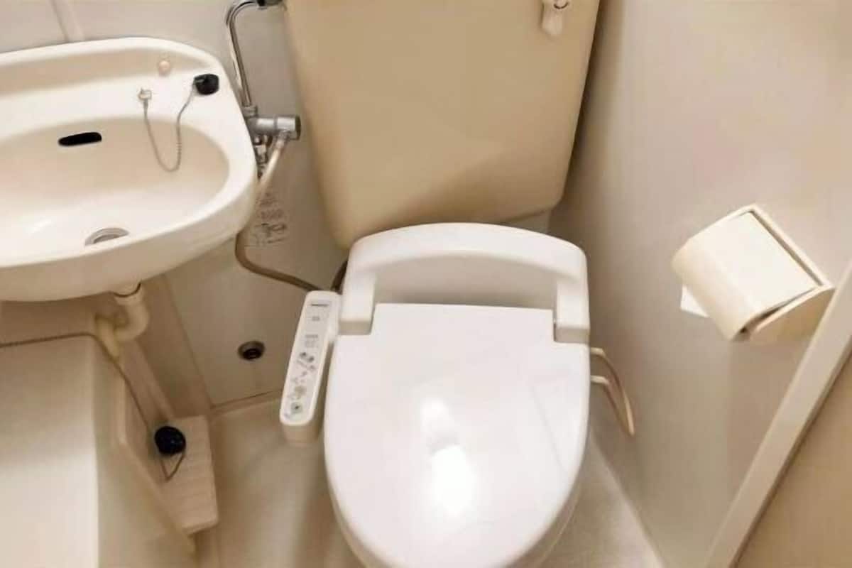 Duschwanne, Haartrockner, Hausschuhe, Toilette mit elektrischem Bidet