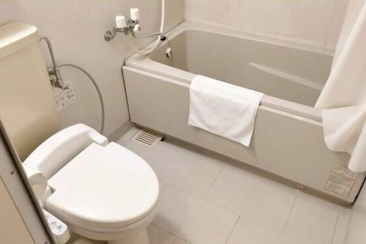 Duschwanne, Haartrockner, Hausschuhe, Toilette mit elektrischem Bidet