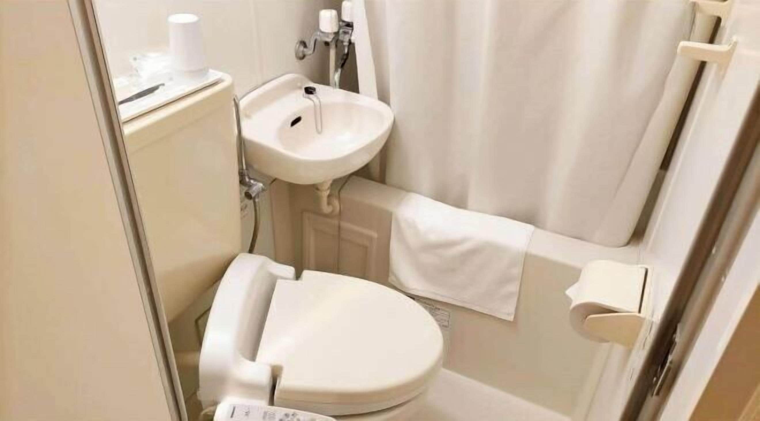 Duschwanne, Haartrockner, Hausschuhe, Toilette mit elektrischem Bidet