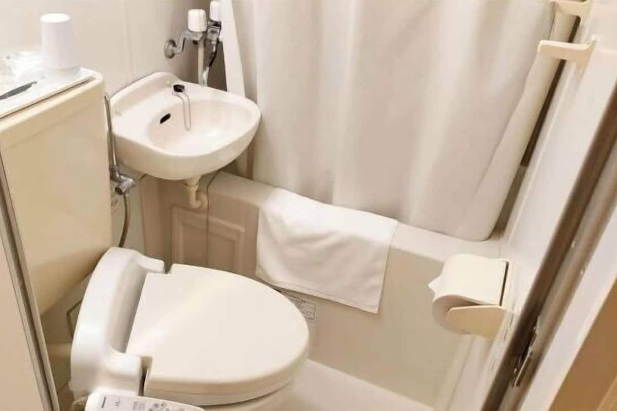 Duschwanne, Haartrockner, Hausschuhe, Toilette mit elektrischem Bidet