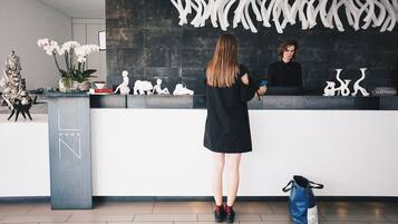 Een modern ingerichte receptiebalie met een balie, decoratieve elementen en een goed zicht op de receptie.