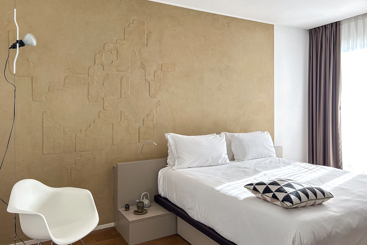 junior suite, terrace | down duvets, minibar, in-room safe, desk